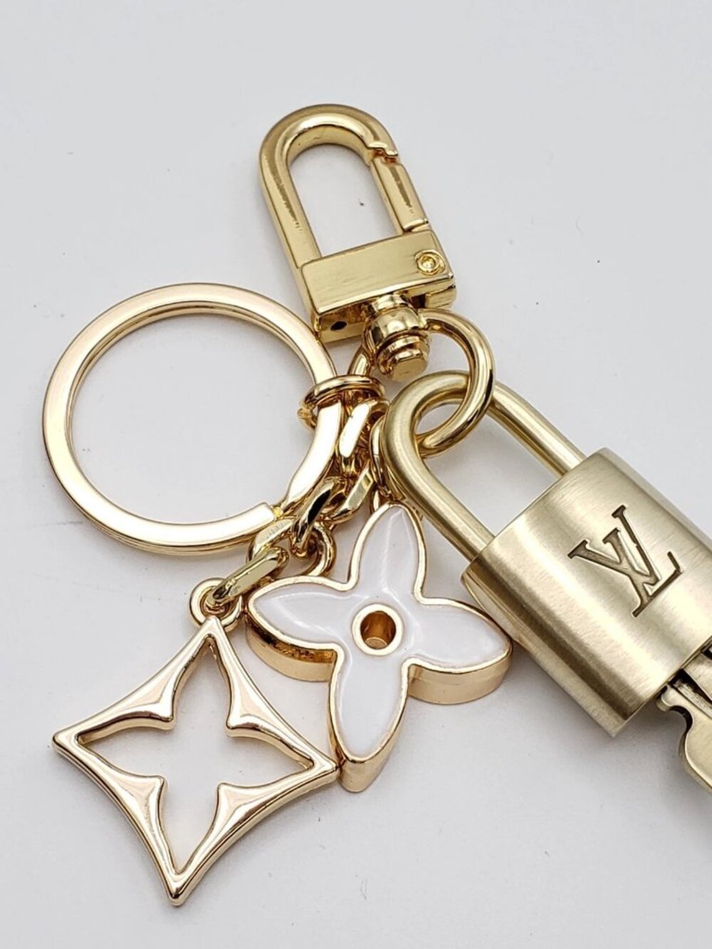 Authentic Louis Vuitton Gold Lock 🔒 Keychain Bag Unbranded Flower Charm LV - Picture 6 of 12